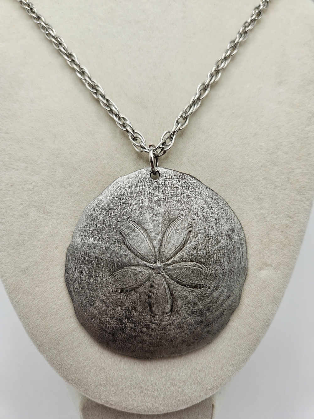 VINTAGE 1974 International Pewter Large Silver Sand Dollar Pendant Necklace